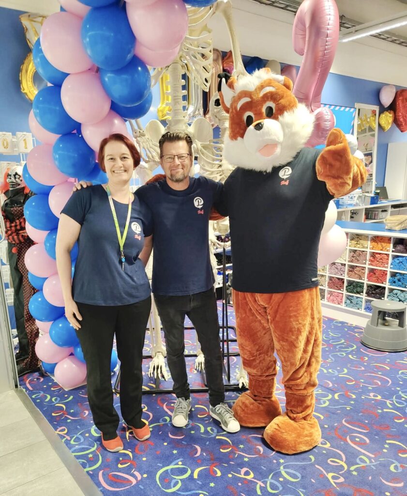 Vasemmalla Oulun Partyland-yrittäjä Karoliina Hannula ja oikealla Partylandin ketjujohtaja Kimmo Mannila.
